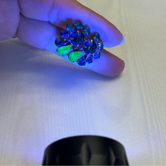 Beautiful Uranium Crystal Rhinestone Emerald Green Clip On Earrings Vintage - Picture 7 of 14